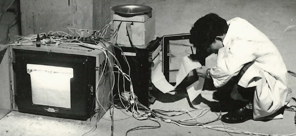 実験中の研究員